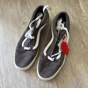 BRAND NEW, NEVER WORN Men’s Oldskool Vans (Pig suede) Rabbit/Snowwht size 10.0